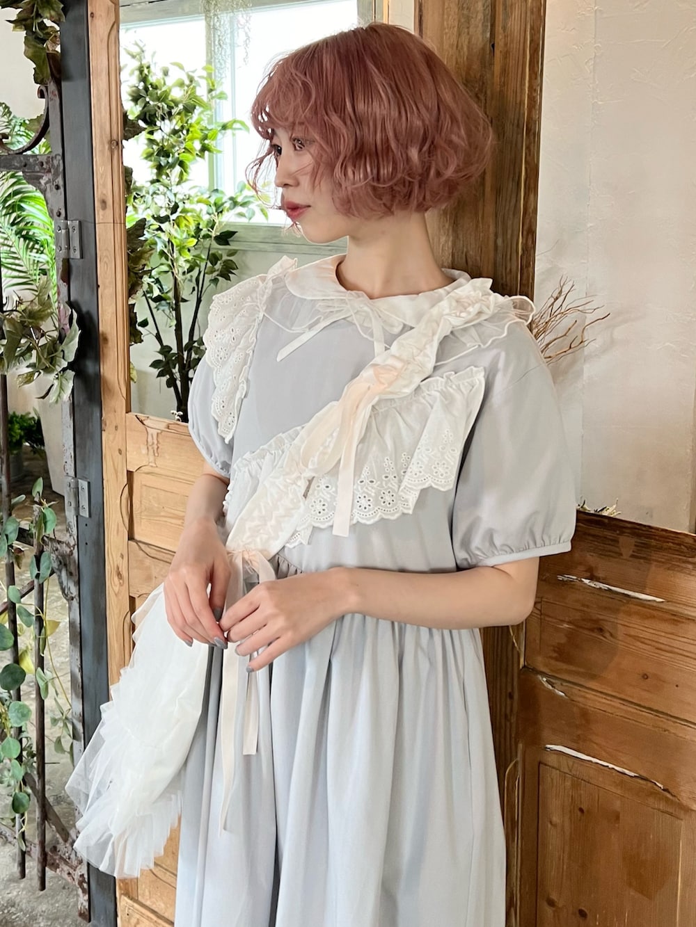 ホワイト系のシャツ/ブラウス、ブルー系のワンピース、ホワイト系のトートバッグを着用したレディースの春コーディネートの6枚目の写真