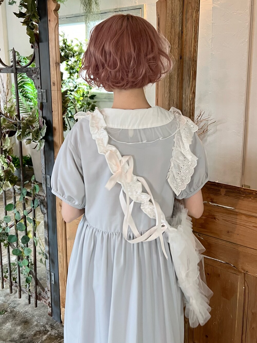 ホワイト系のシャツ/ブラウス、ブルー系のワンピース、ホワイト系のトートバッグを着用したレディースの春コーディネートの7枚目の写真