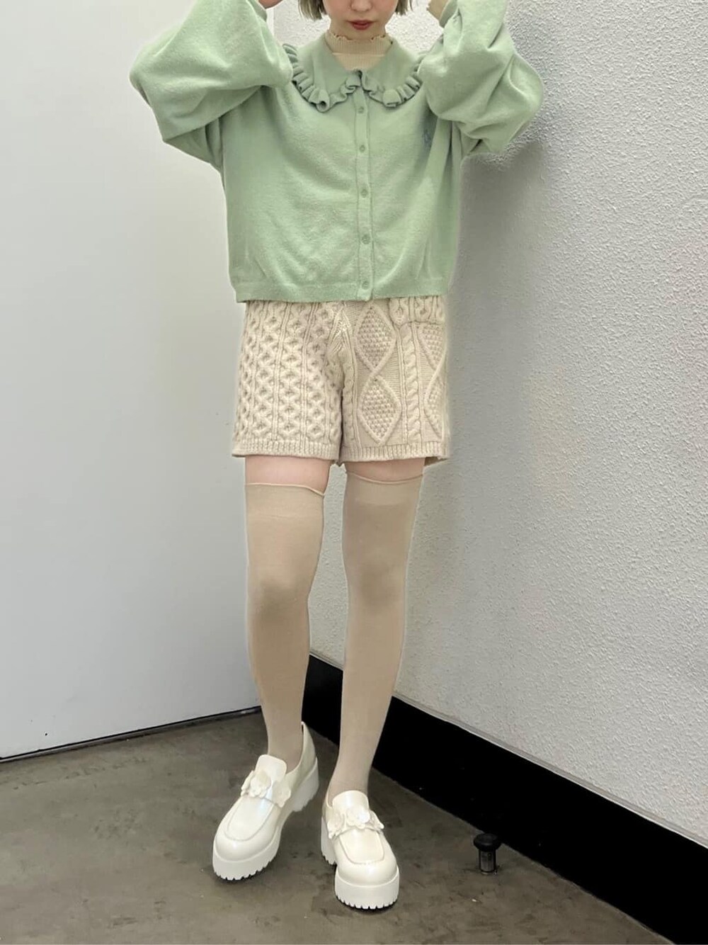 ホワイト系のその他パンツ、ホワイト系のニット/セーター、ホワイト系のローファーを着用したレディースの秋コーディネートの3枚目の写真