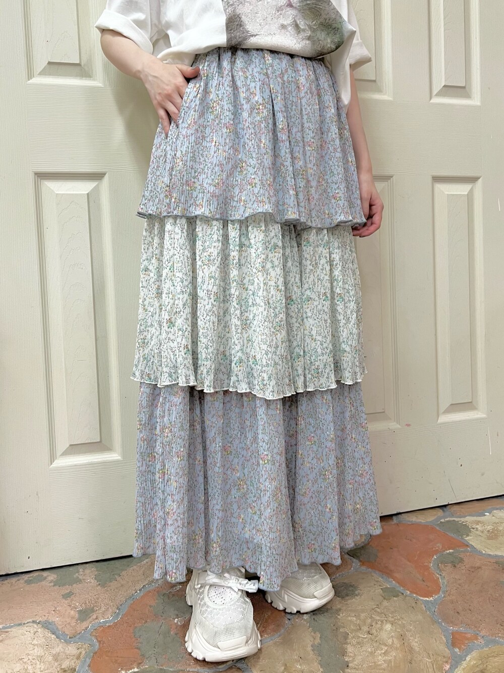 ホワイト系のTシャツ/カットソー、ブルー系のスカート、ホワイト系のスニーカーを着用したレディースの夏コーディネートの7枚目の写真