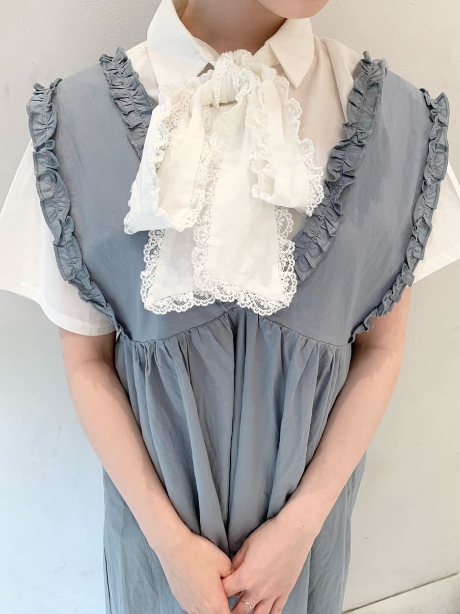 ブルー系のワンピース、ホワイト系のシャツ/ブラウス、ホワイト系のサンダルを着用したレディースの春コーディネートの5枚目の写真