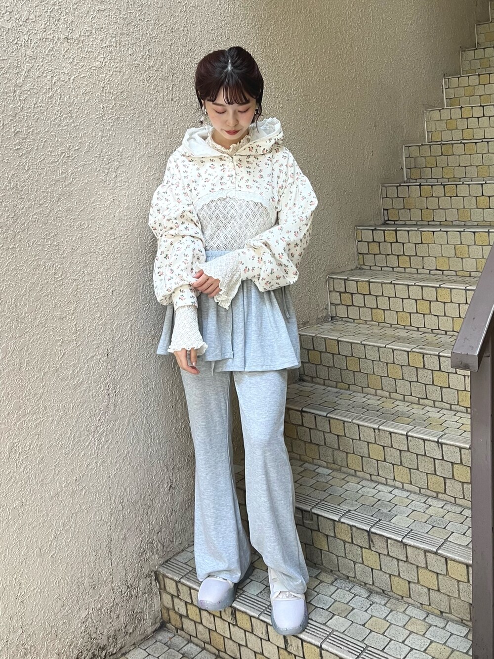 その他のカーディガン/ボレロ、ホワイト系のTシャツ/カットソー、ベージュ系のスニーカーを着用したレディースの夏コーディネートの2枚目の写真