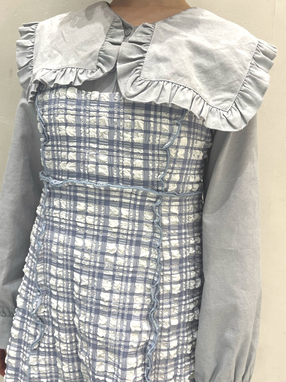 ブルー系のワンピース、ブルー系のシャツ/ブラウス、ホワイト系のパンプスを着用したレディースの春コーディネートの6枚目の写真