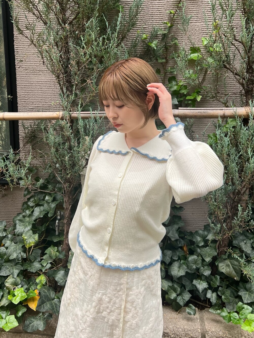 ホワイト系のニット/セーター、ホワイト系のワンピース、ブルー系のパンプスを着用したレディースの冬コーディネートの8枚目の写真