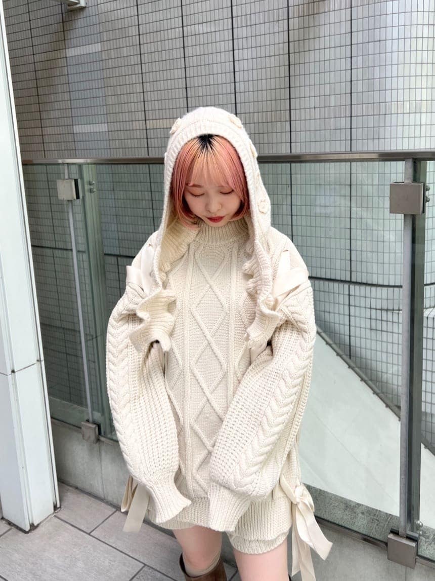 ホワイト系のその他パンツ、ベージュ系のブーツ、ホワイト系のニット/セーターを着用したレディースの秋コーディネートの6枚目の写真