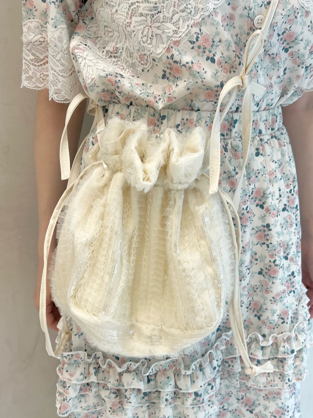 ピンク系のシャツ/ブラウス、ピンク系のスカート、ホワイト系のショルダーバッグを着用したレディースの春コーディネートの9枚目の写真