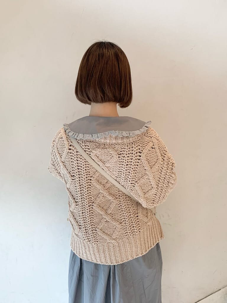 ベージュ系のカーディガン/ボレロ、ホワイト系のスニーカー、ホワイト系のショルダーバッグを着用したレディースの冬コーディネートの8枚目の写真