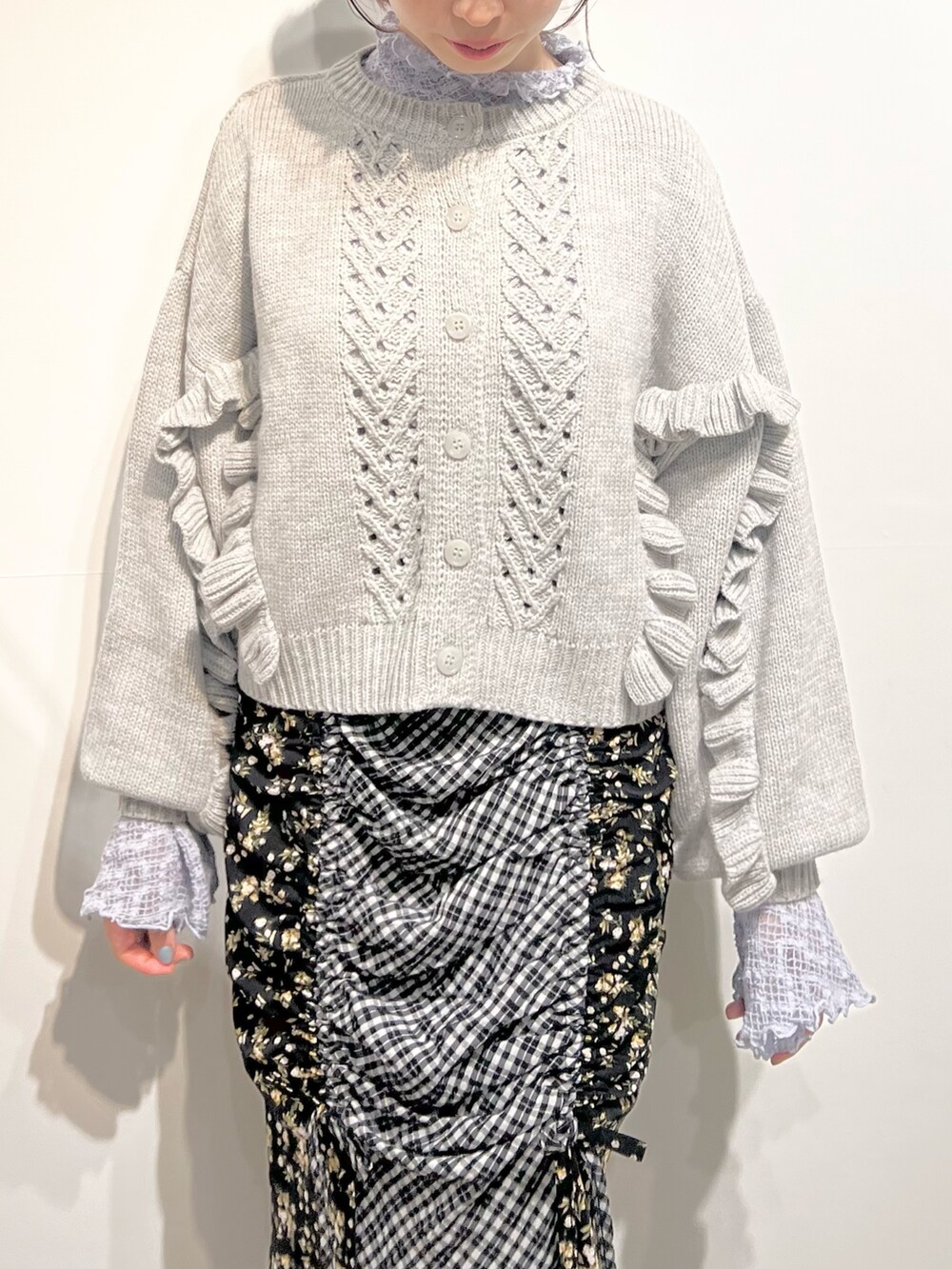 グレー系のカーディガン/ボレロ、ブルー系のTシャツ/カットソー、ブラック系のスカートを着用したレディースの秋コーディネートの7枚目の写真