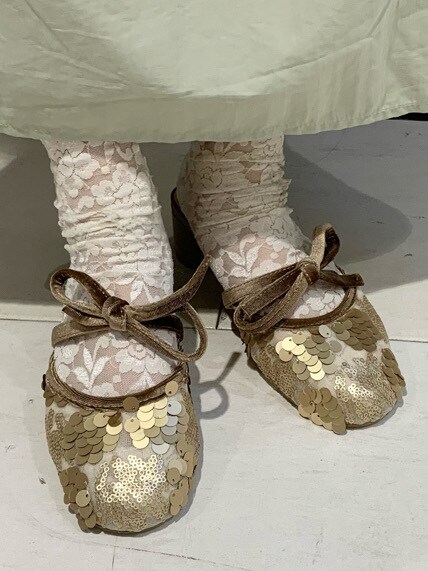 グレー系のテーラードジャケット、グリーン系のスカート、ブルー系のニット/セーターを着用したレディースの春コーディネートの3枚目の写真