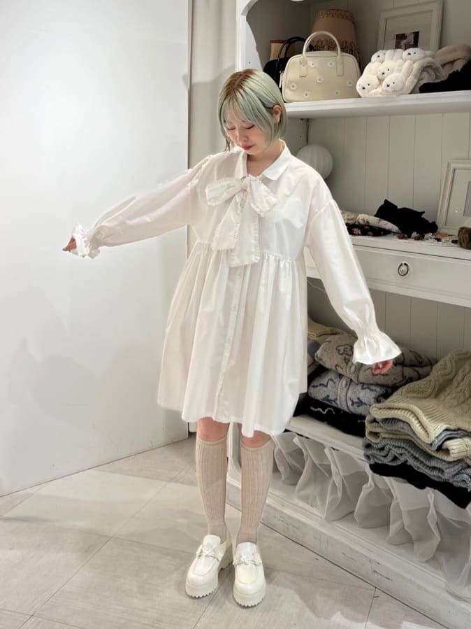 ホワイト系のローファー、ホワイト系のその他アウター、ホワイト系のワンピースを着用したレディースの秋コーディネートの6枚目の写真