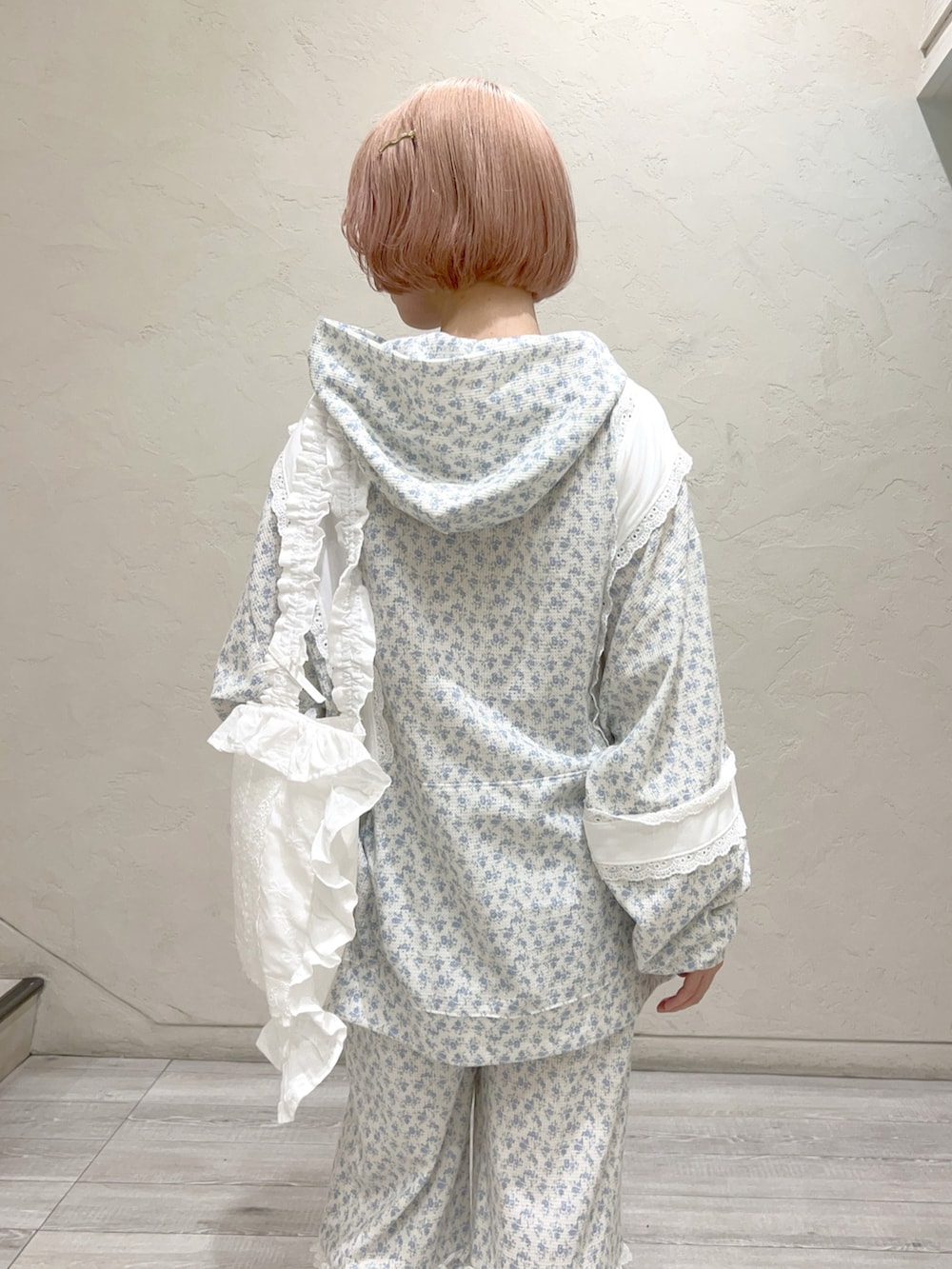 ブルー系のパーカー、ブルー系のカーゴパンツ、ホワイト系のトートバッグを着用したレディースの秋コーディネートの6枚目の写真