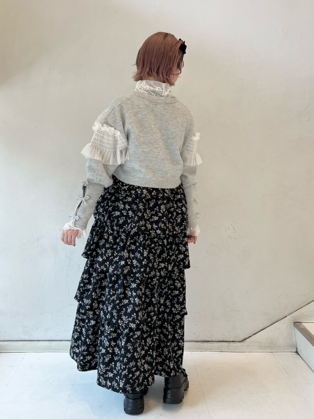 ブラック系のワンピース、ブラック系のローファー、グレー系のニット/セーターを着用したレディースの秋コーディネートの3枚目の写真