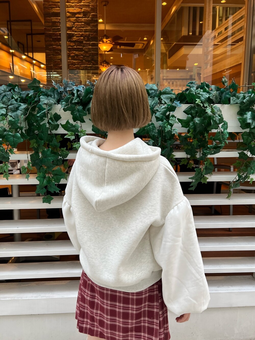 ブラック系のローファー、ホワイト系のパーカー、ブラック系のボストンバッグを着用したレディースの冬コーディネートの10枚目の写真