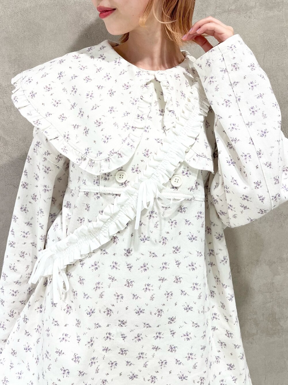 ホワイト系のデニムジャケット、ホワイト系のスラックス、ホワイト系のスニーカーを着用したレディースの秋コーディネートの8枚目の写真