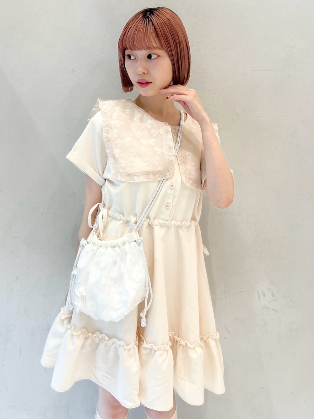 ピンク系のワンピース、ホワイト系のショルダーバッグ、ホワイト系のサンダルを着用したレディースの夏コーディネートの9枚目の写真