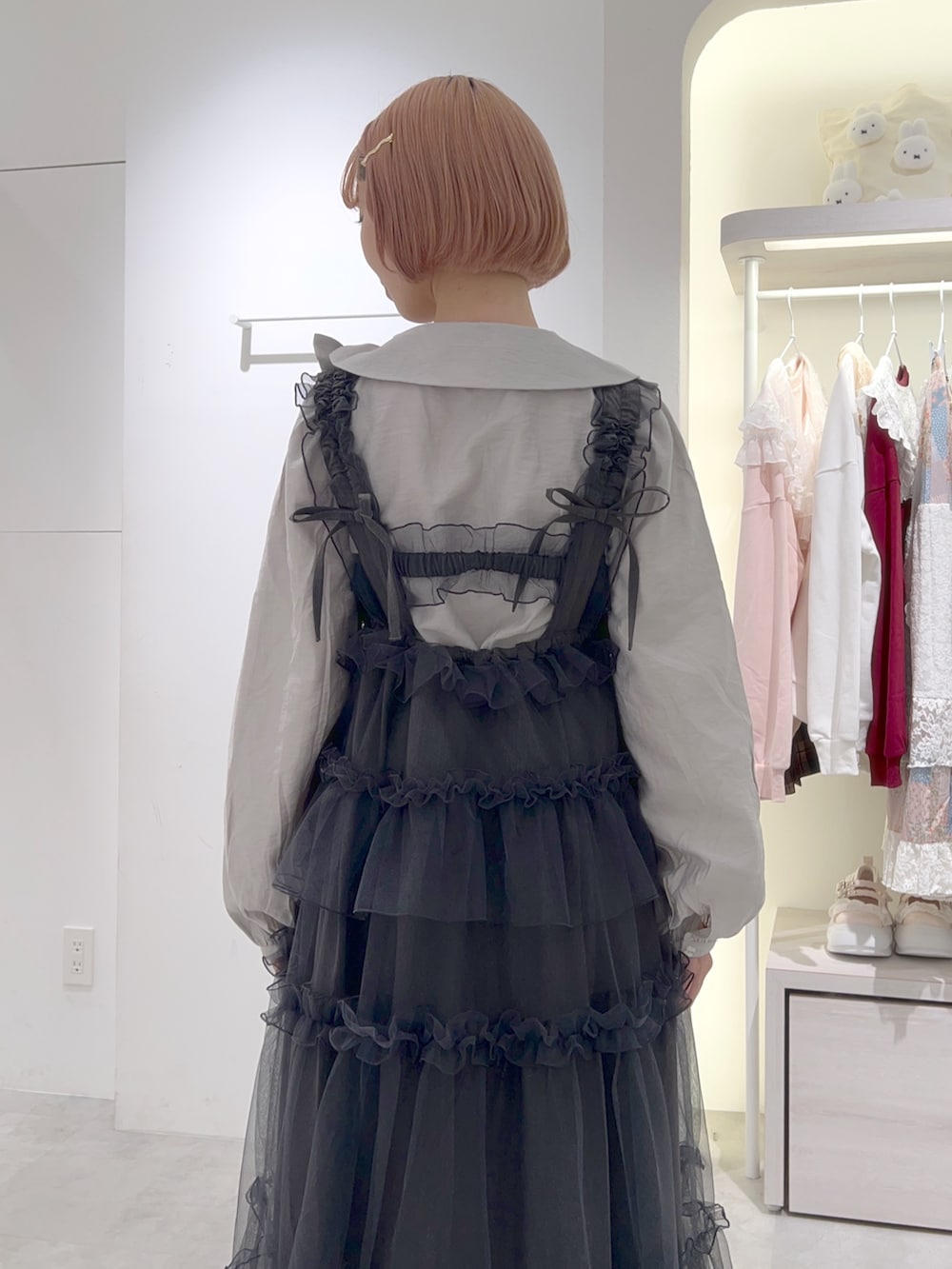 グレー系のシャツ/ブラウス、グレー系のワンピース、ブラック系のトートバッグを着用したレディースの秋コーディネートの8枚目の写真
