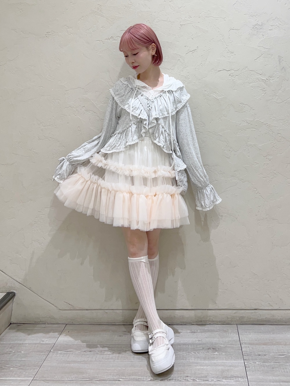 グレー系のカーディガン/ボレロ、ホワイト系のTシャツ/カットソー、ホワイト系のスニーカーを着用したレディースの夏コーディネートの2枚目の写真