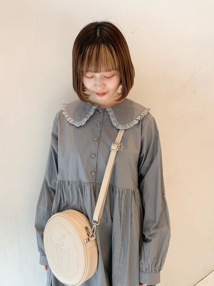 ベージュ系のカーディガン/ボレロ、ホワイト系のスニーカー、ホワイト系のショルダーバッグを着用したレディースの冬コーディネートの4枚目の写真