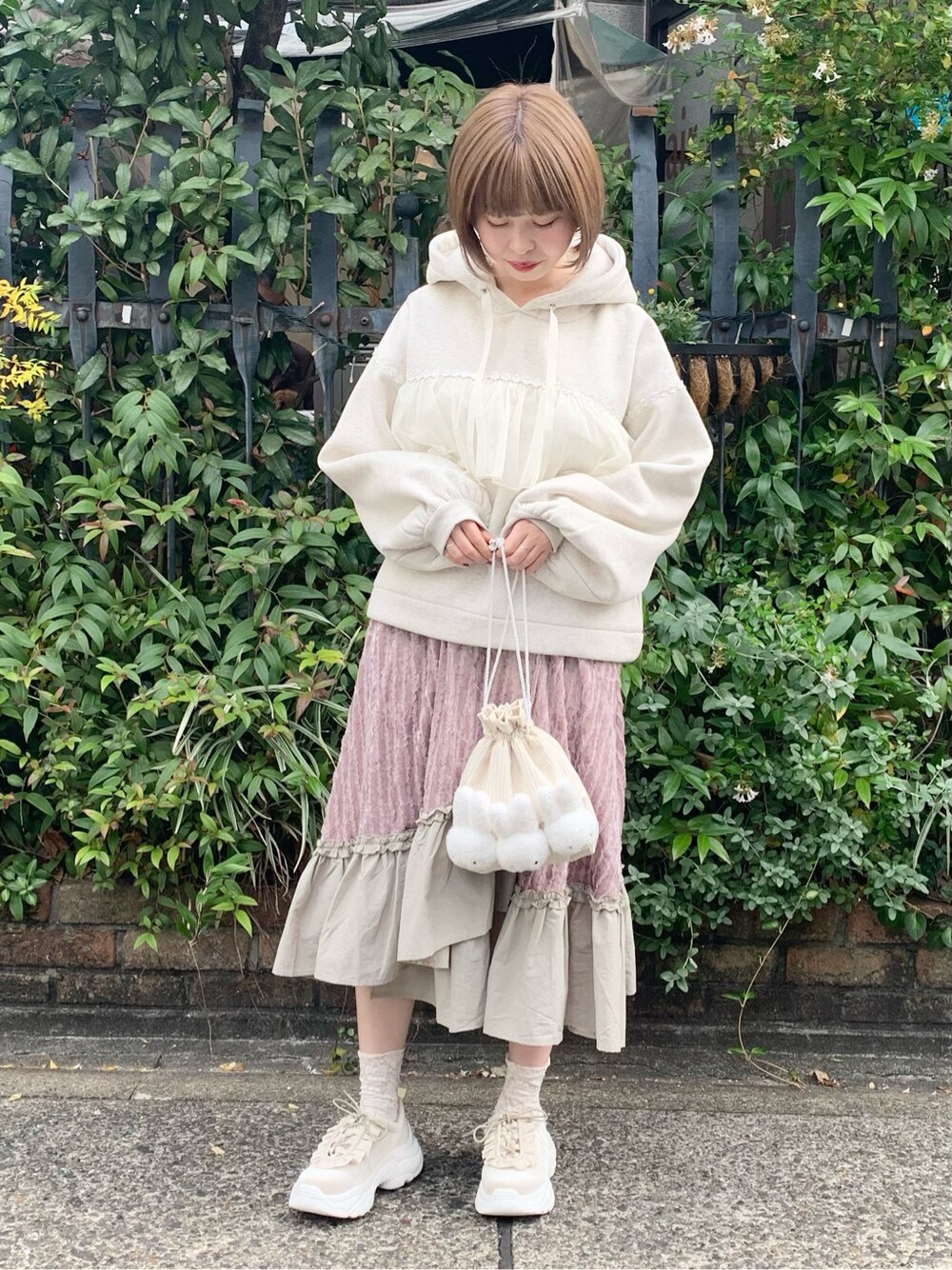 ホワイト系のTシャツ/カットソー、ホワイト系のその他雑貨を着用したレディースの冬コーディネートの2枚目の写真