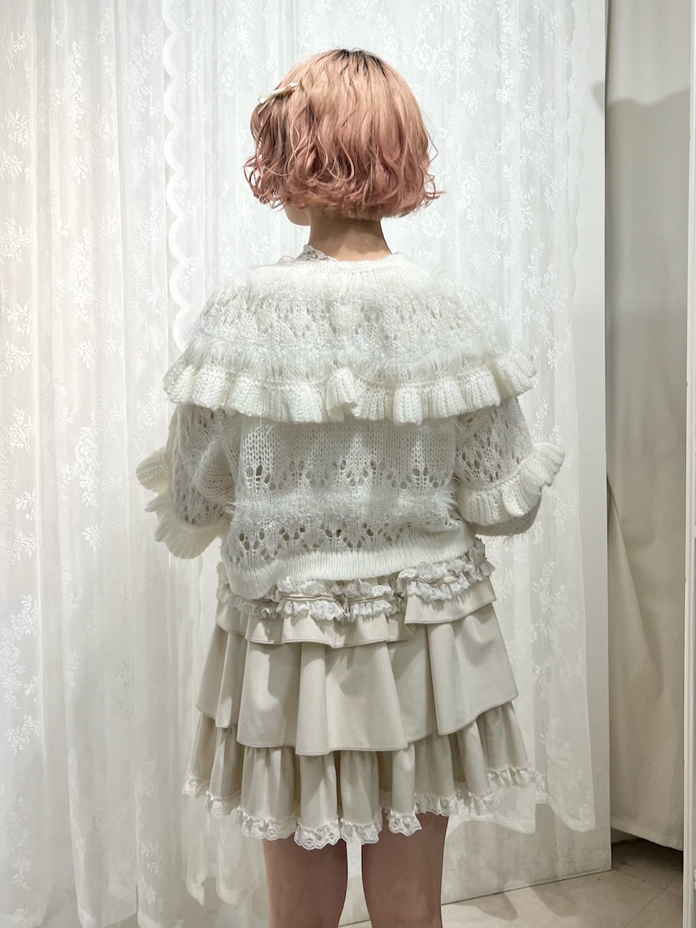 ホワイト系のボストンバッグ、ブラウン系のブーツ、ホワイト系のスカートを着用したレディースの夏コーディネートの8枚目の写真