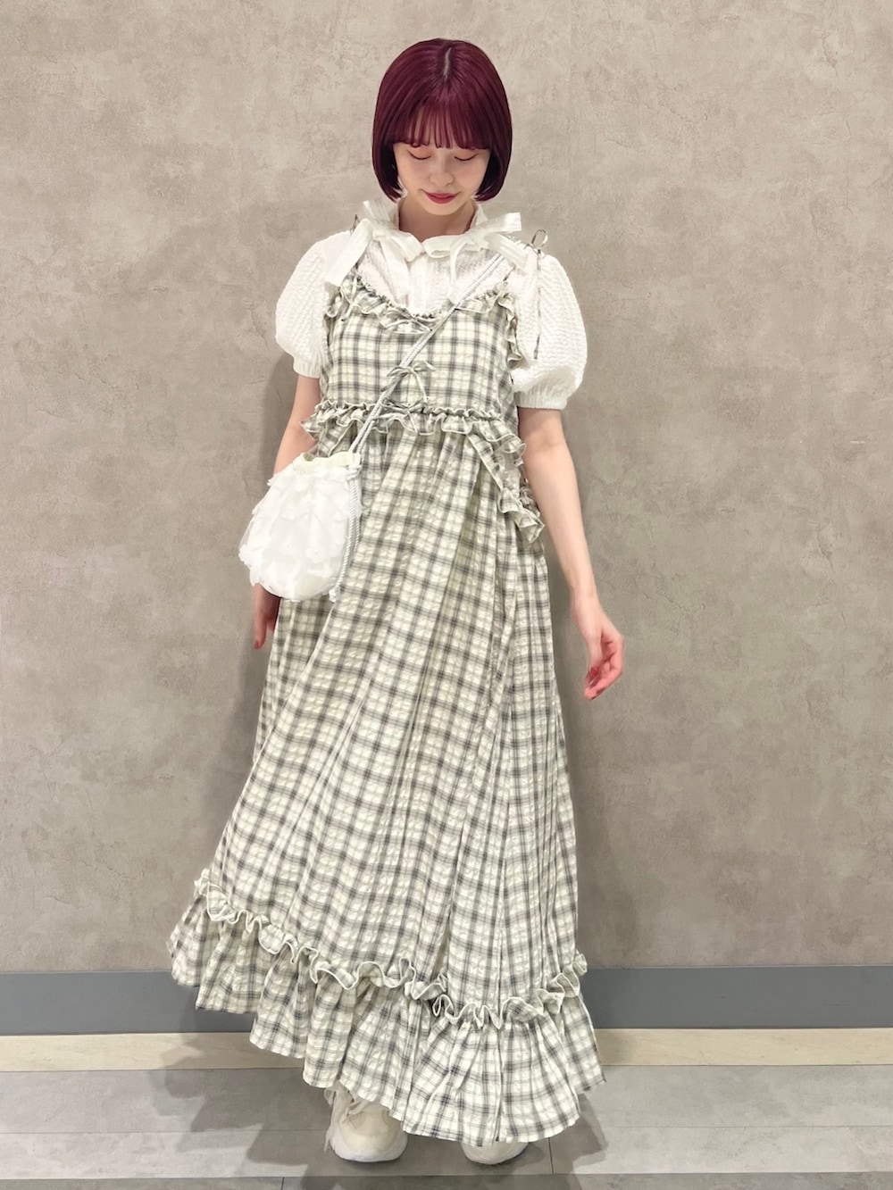 ホワイト系のシャツ/ブラウス、ホワイト系のスニーカー、ホワイト系のショルダーバッグを着用したレディースの春コーディネートの3枚目の写真