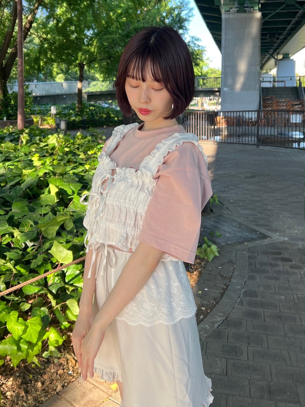 ピンク系のサンダル、ピンク系のボディバッグ/ウエストポーチ、ホワイト系のスカートを着用したレディースの夏コーディネートの6枚目の写真