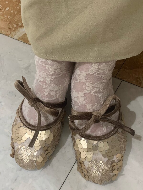 イエロー系のシャツ/ブラウス、イエロー系のスカート、ゴールド系のその他シューズを着用したレディースの春コーディネートの5枚目の写真