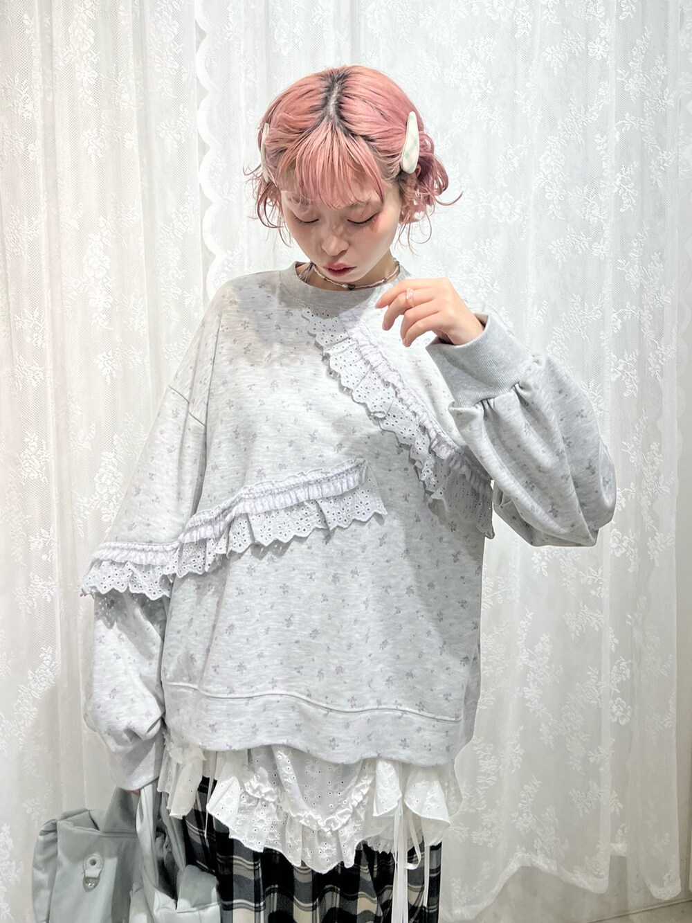 グレー系のスウェット、ベージュ系のスカート、ブラック系のスニーカーを着用したレディースの冬コーディネートの5枚目の写真