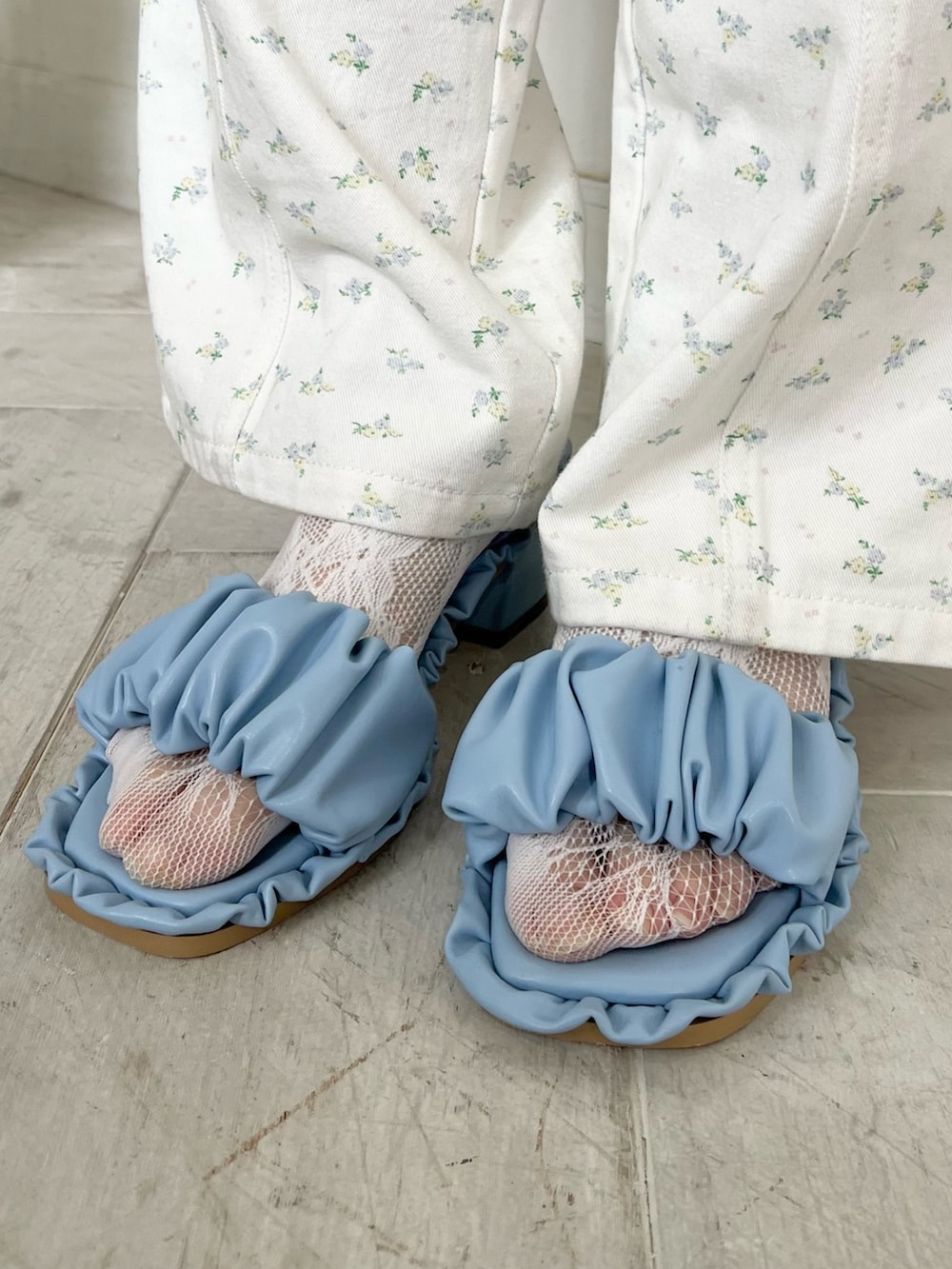 ホワイト系のカーゴパンツ、ブルー系のサンダル、ホワイト系のショルダーバッグを着用したレディースの春コーディネートの10枚目の写真