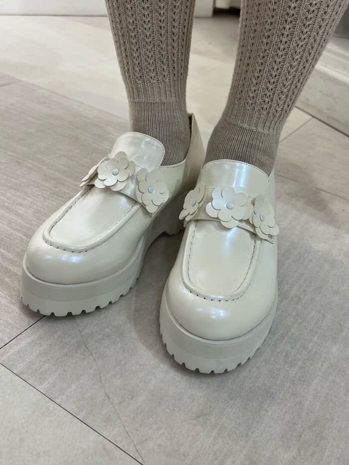 ホワイト系のローファー、ホワイト系のその他アウター、ホワイト系のワンピースを着用したレディースの秋コーディネートの7枚目の写真