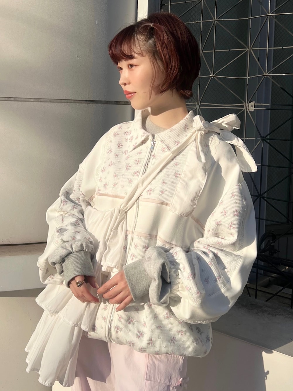 ピンク系のジャージ、ピンク系のカーゴパンツ、ピンク系のスニーカーを着用したレディースの冬コーディネートの2枚目の写真