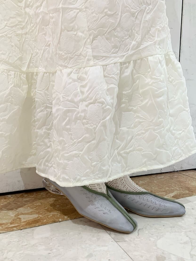 ホワイト系のワンピース、ブルー系のパンプス、イエロー系のシャツ/ブラウスを着用したレディースの夏コーディネートの5枚目の写真