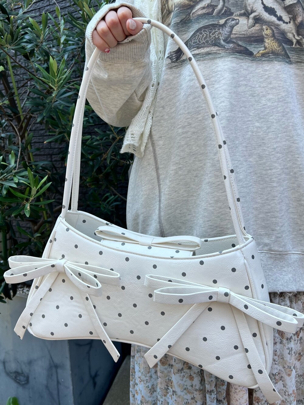 グレー系のスウェット、その他のハンドバッグ、ホワイト系のスカートを着用したレディースの夏コーディネートの9枚目の写真