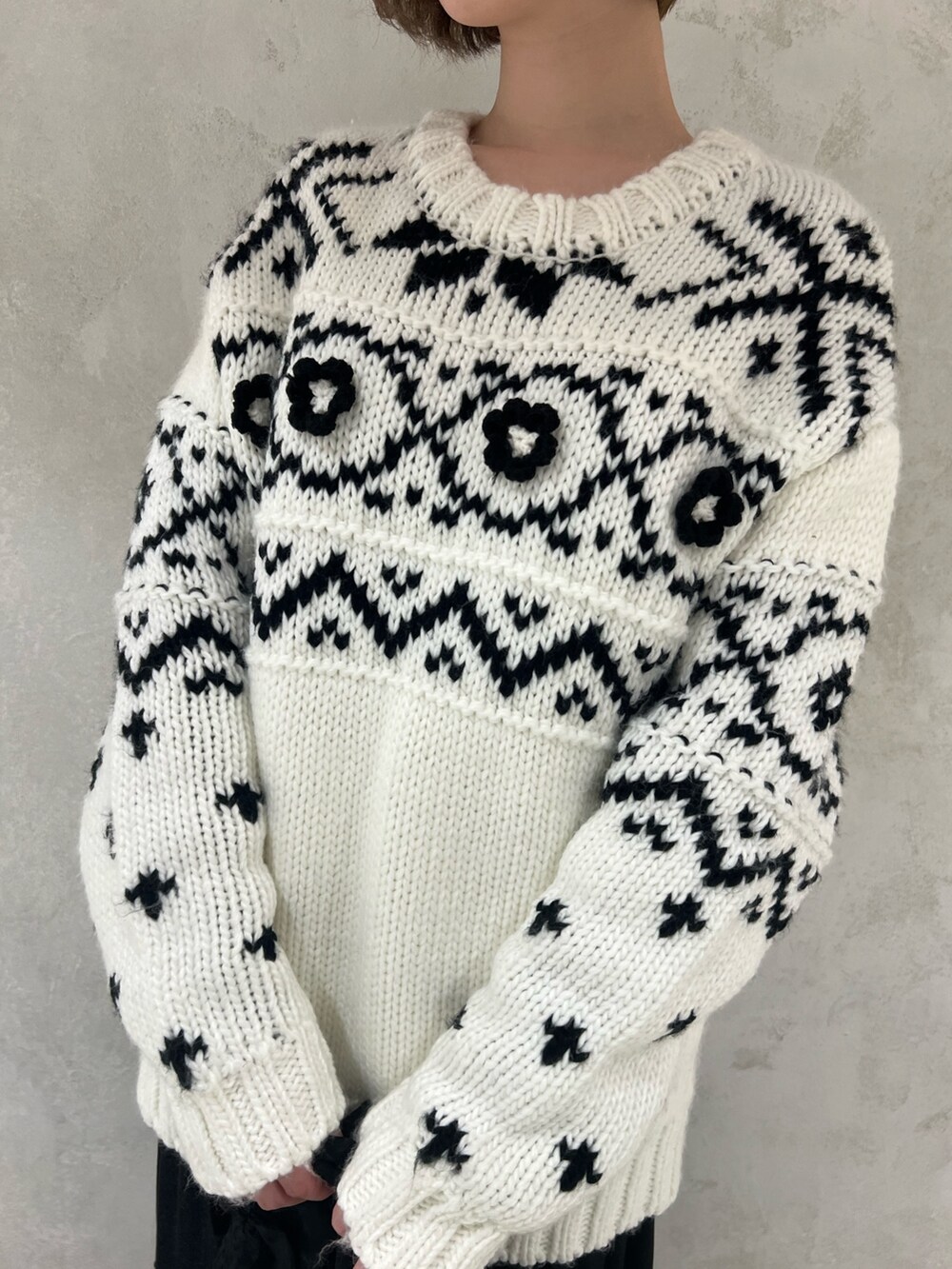 ホワイト系のニット/セーター、ブラック系のショルダーバッグ、ブラック系のモカシン/デッキシューズを着用したレディースの冬コーディネートの9枚目の写真