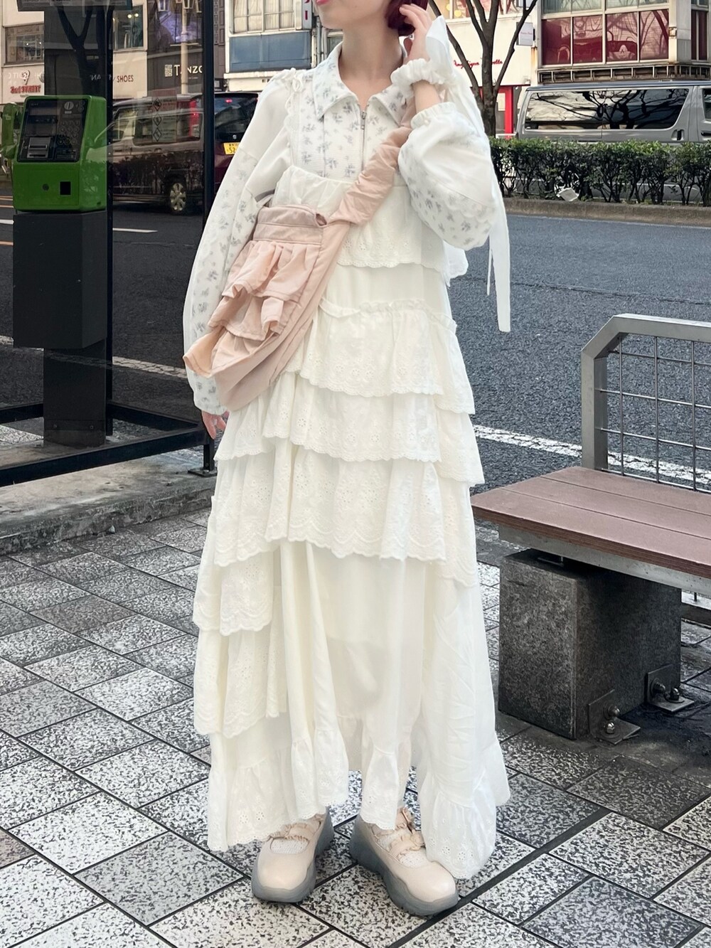 ピンク系のショルダーバッグ、ホワイト系のスニーカー、ホワイト系のワンピースを着用したレディースの春コーディネートの3枚目の写真