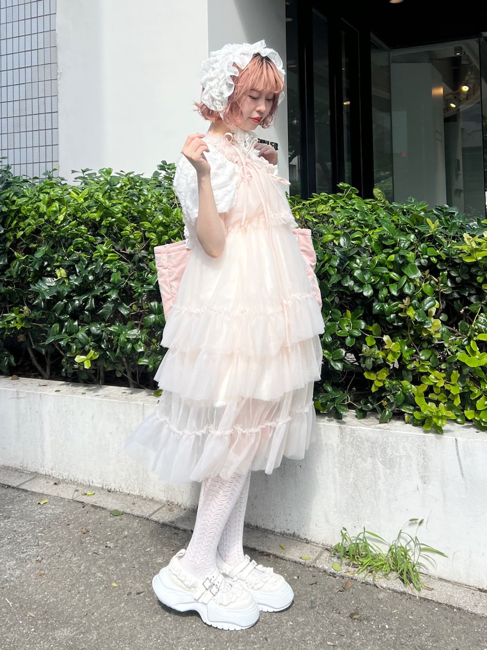 ホワイト系のワンピース、ピンク系のワンピース、ホワイト系のスニーカーを着用したレディースの夏コーディネートの2枚目の写真