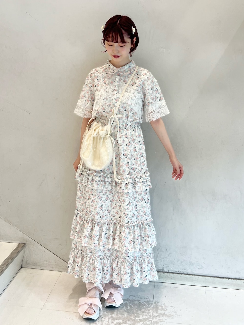 ピンク系のシャツ/ブラウス、ピンク系のスカート、ホワイト系のショルダーバッグを着用したレディースの春コーディネートの5枚目の写真