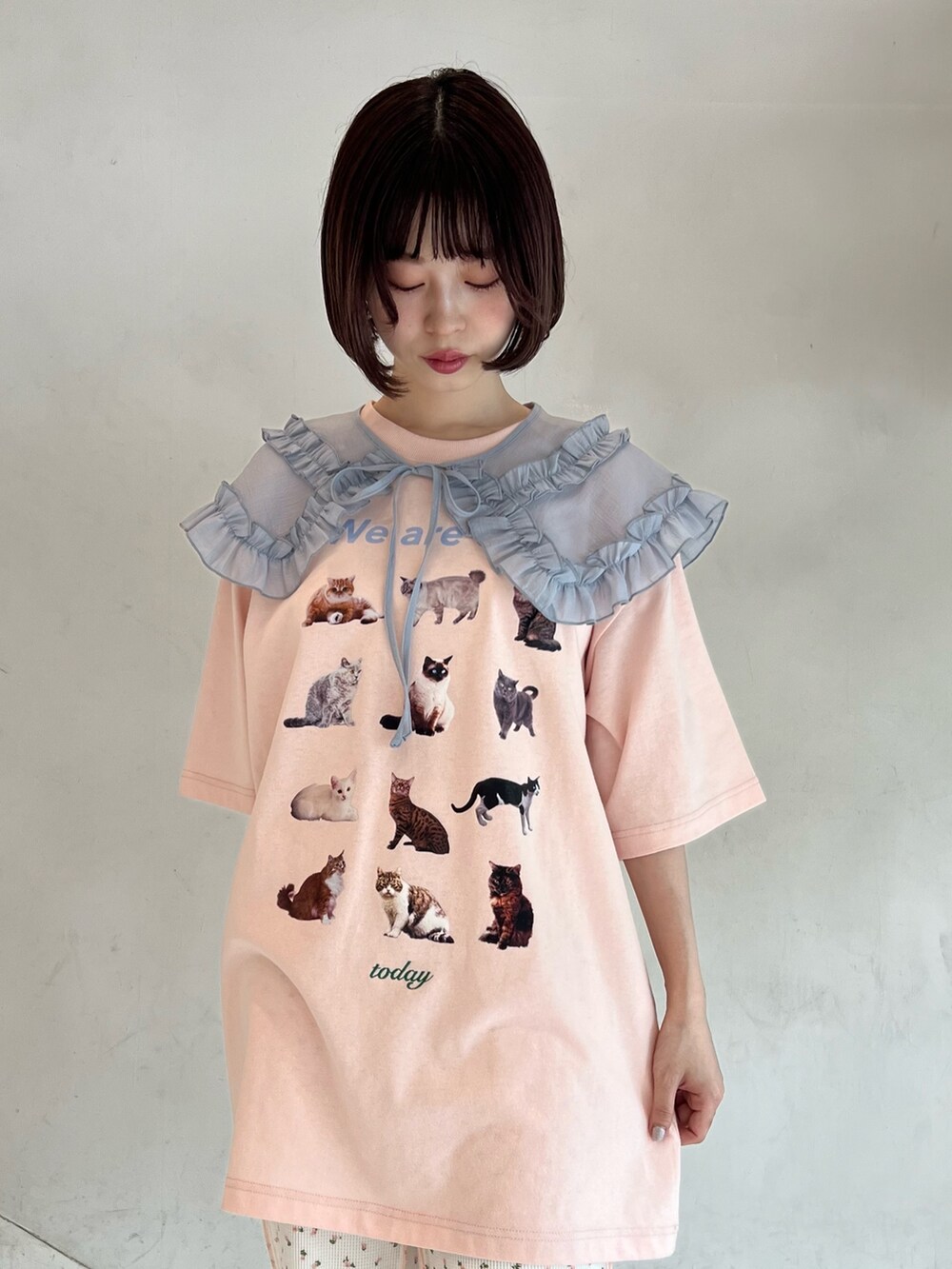 ピンク系のTシャツ/カットソー、ピンク系のその他パンツ、ゴールド系のパンプスを着用したレディースの夏コーディネートの7枚目の写真