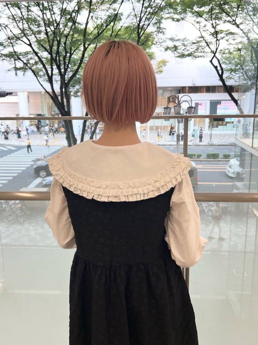 ホワイト系のシャツ/ブラウス、ブラック系のその他シューズ、ブラック系のワンピースを着用したレディースの秋コーディネートの8枚目の写真