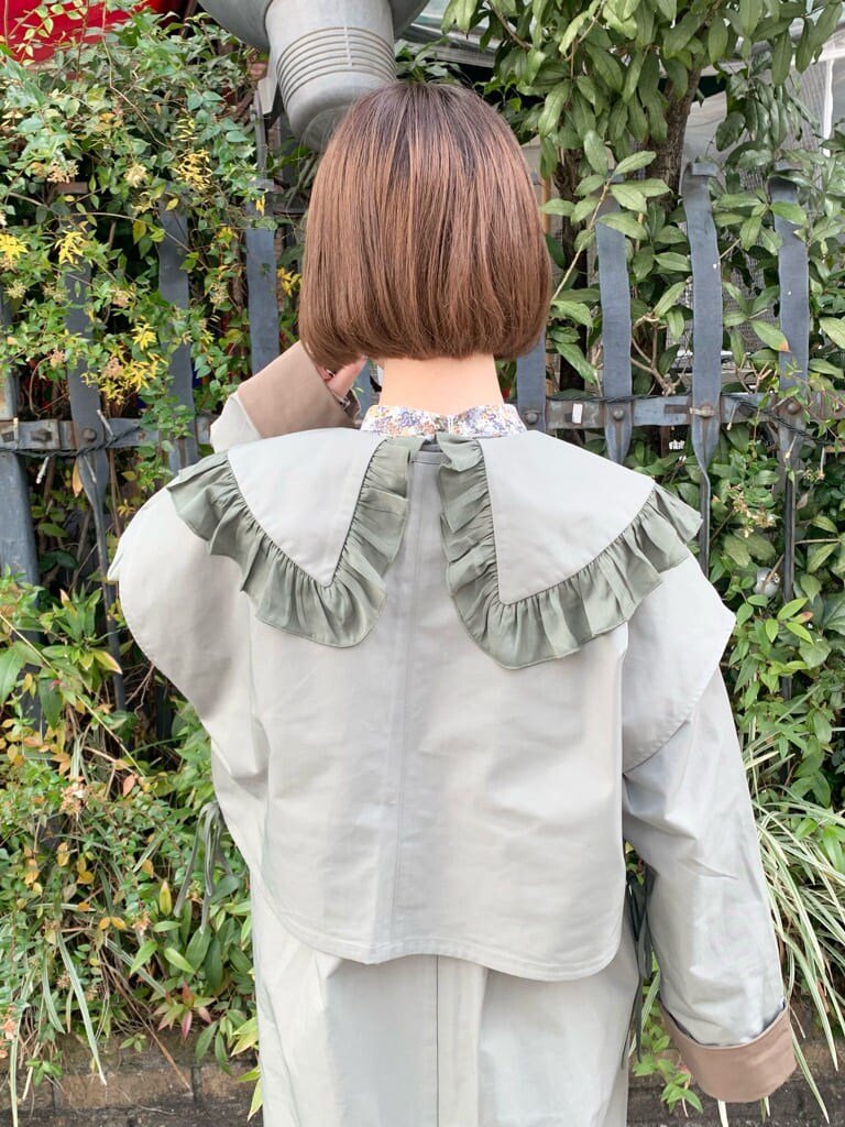 ブラック系のブーツ、ブルー系のシャツ/ブラウス、ベージュ系のトレンチコートを着用したレディースの冬コーディネートの6枚目の写真