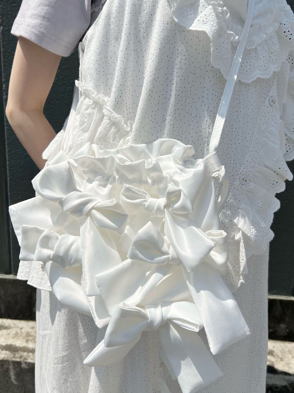 ブルー系のTシャツ/カットソー、ホワイト系のワンピース、ホワイト系のショルダーバッグを着用したレディースの夏コーディネートの10枚目の写真