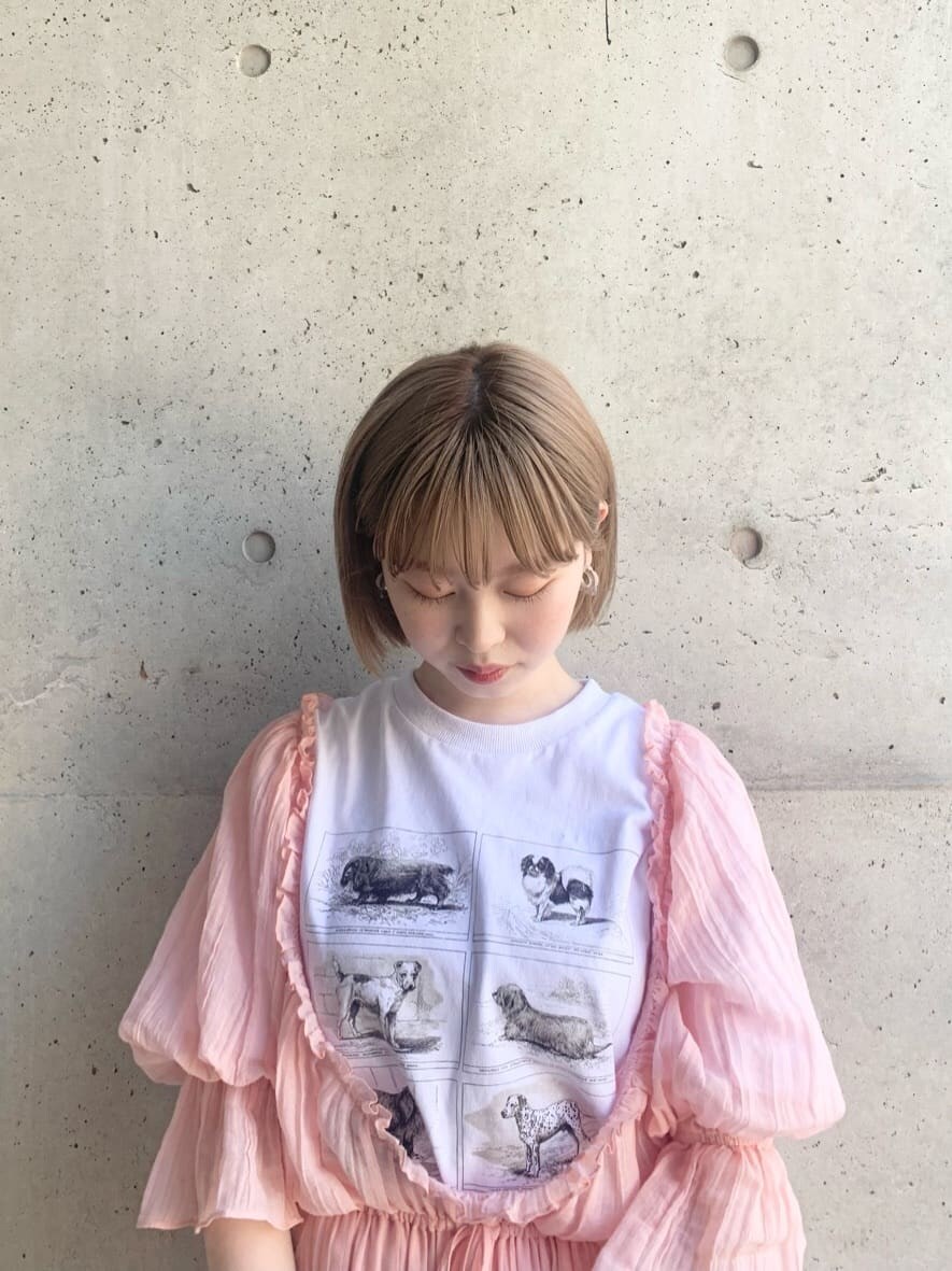 ブラック系のパンプス、ホワイト系のハンドバッグ、ピンク系のワンピースを着用したレディースの春コーディネートの5枚目の写真