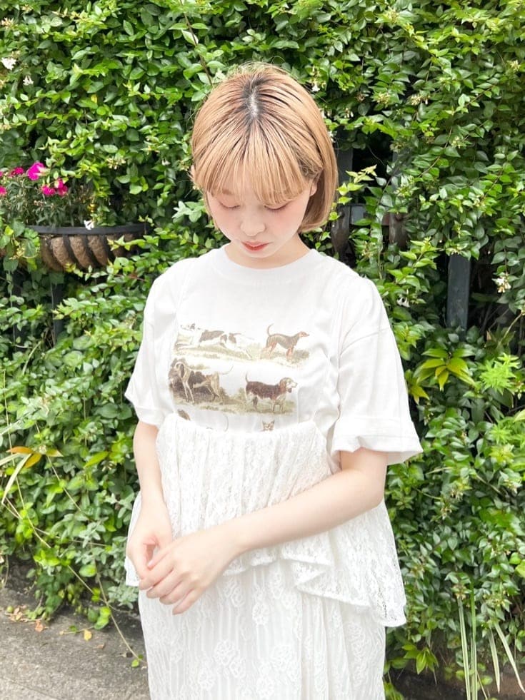 オレンジ系のパンプス、ホワイト系のスカート、ベージュ系のTシャツ/カットソーを着用したレディースの夏コーディネートの4枚目の写真