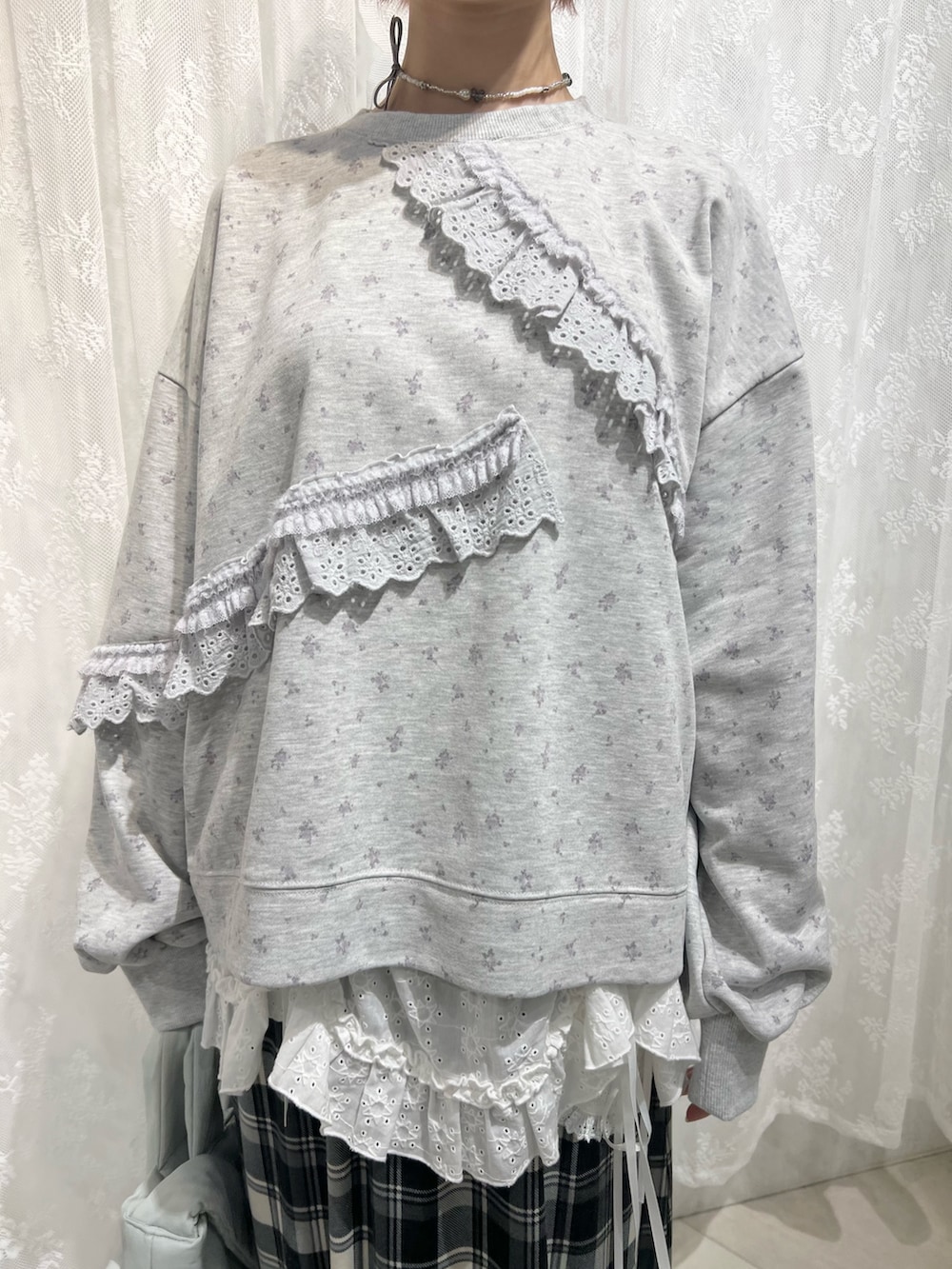 グレー系のスウェット、ベージュ系のスカート、ブラック系のスニーカーを着用したレディースの冬コーディネートの6枚目の写真