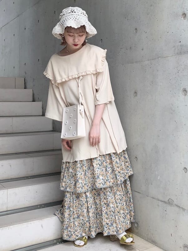 イエロー系のパンプス、ベージュ系のTシャツ/カットソーを着用したレディースの夏コーディネートの2枚目の写真