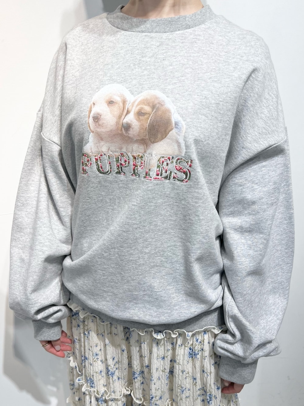 ホワイト系のショルダーバッグ、ホワイト系のスニーカー、ブルー系のスカートを着用したレディースの冬コーディネートの8枚目の写真