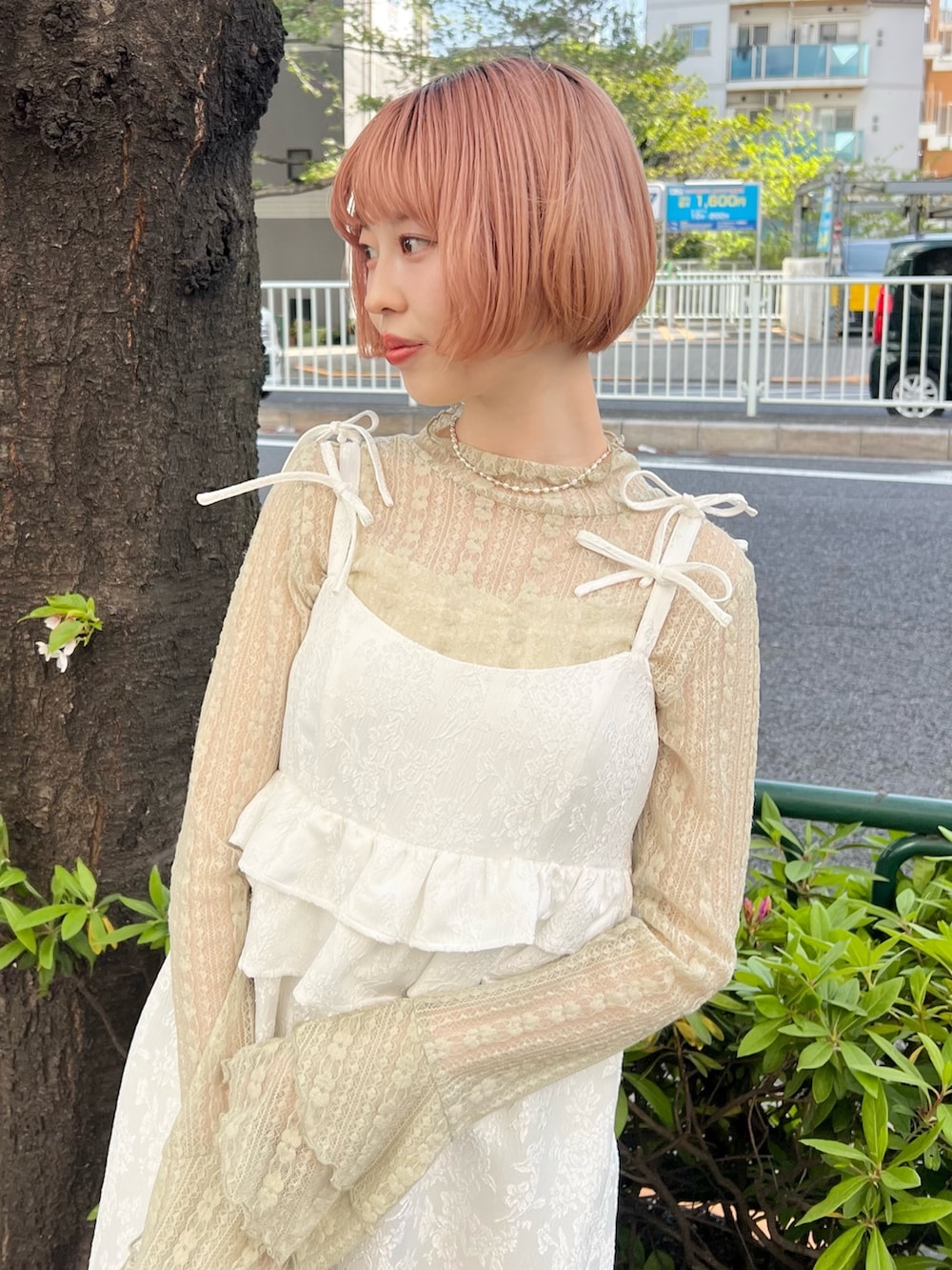ホワイト系のワンピース、グリーン系のTシャツ/カットソー、ゴールド系のバレエシューズを着用したレディースの春コーディネートの3枚目の写真