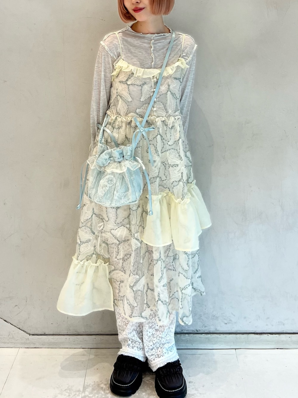 グレー系のTシャツ/カットソー、グリーン系のワンピース、ブルー系のショルダーバッグを着用したレディースの夏コーディネートの4枚目の写真