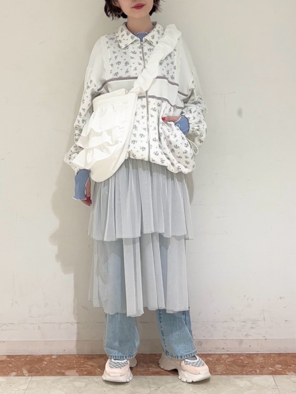 ブルー系のジャージ、ブルー系のTシャツ/カットソー、ホワイト系のショルダーバッグを着用したレディースの春コーディネートの6枚目の写真