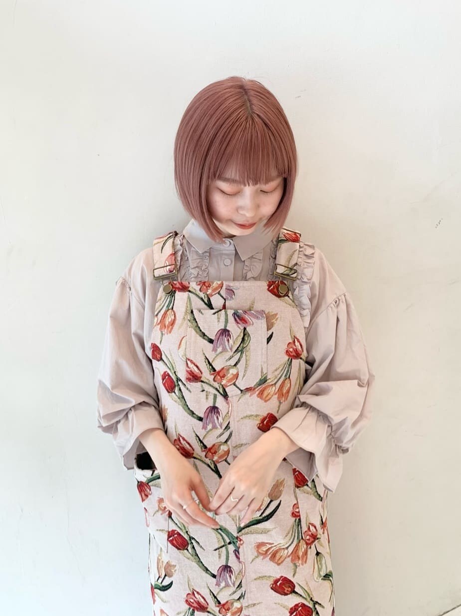 ピンク系のジャンパースカート、ホワイト系のその他シューズ、ベージュ系のシャツ/ブラウスを着用したレディースの春コーディネートの6枚目の写真